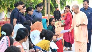 सीएम योगी ने गोरखनाथ मंदिर में लगातार दूसरे दिन आयोजित ‘जनता दर्शन’ में 200 लोगों की सुनी समस्याएं