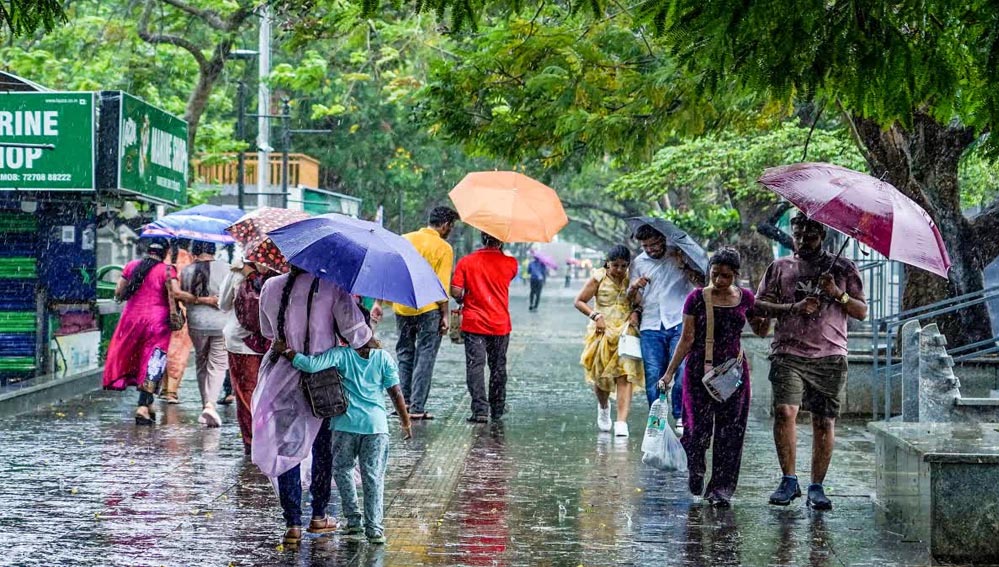 देशभर में बदलेगा मौसम का मिजाज, 17 राज्यों में बारिश और तूफान का खतरा; आगे बढ़ा मॉनसून देशभर में बदलेगा मौसम का मिजाज, 17 राज्यों में बारिश और तूफान का खतरा; आगे बढ़ा मॉनसून