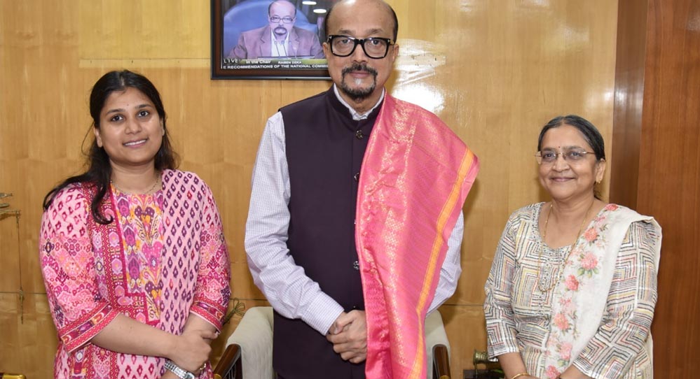राज्यपाल डेका से सुप्रीम कोर्ट में छत्तीसगढ़ की स्टैंडिंग काउंसिल सुजैन ने की सौजन्य भेंट राज्यपाल डेका से सुप्रीम कोर्ट में छत्तीसगढ़ की स्टैंडिंग काउंसिल सुजैन ने की सौजन्य भेंट