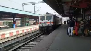 रेलवे में सख्ती तेज! 11 चोर दबोचे गए, 23 अवैध वेंडरों पर भी चला शिकंजा