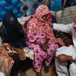 बागपत के हिलवाड़ी गांव पहुंचे जनप्रतिनिधि और अधिकारी, सौंपा 5 लाख रुपये का चेक