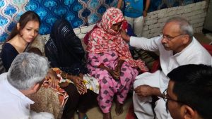 बागपत के हिलवाड़ी गांव पहुंचे जनप्रतिनिधि और अधिकारी, सौंपा 5 लाख रुपये का चेक