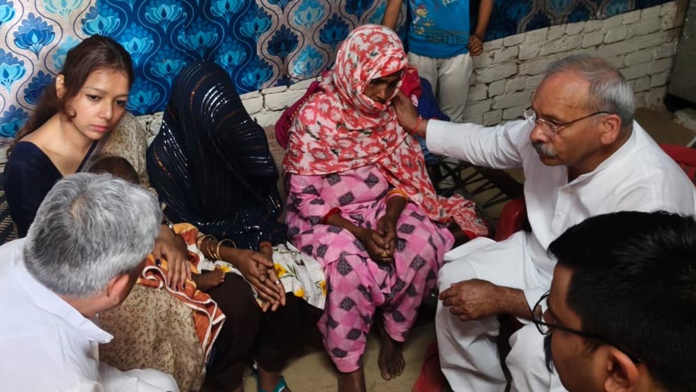 बागपत के हिलवाड़ी गांव पहुंचे जनप्रतिनिधि और अधिकारी, सौंपा 5 लाख रुपये का चेक बागपत के हिलवाड़ी गांव पहुंचे जनप्रतिनिधि और अधिकारी, सौंपा 5 लाख रुपये का चेक