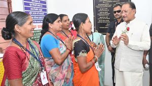 डिजिटल सरकार अब गाँव के द्वार, बड़ेकनेरा का ‘सेवा सेतु’ मॉडल बना सुशासन की नई मिसाल : सीएम विष्णुदेव साय डिजिटल सरकार अब गाँव के द्वार, बड़ेकनेरा का ‘सेवा सेतु’ मॉडल बना सुशासन की नई मिसाल : सीएम विष्णुदेव साय