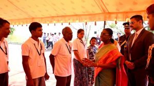 राष्ट्रपति मुर्मु ने चीता मित्रों से किया संवाद, संरक्षण कार्यों की ली विस्तृत जानकारी राष्ट्रपति मुर्मु ने चीता मित्रों से किया संवाद, संरक्षण कार्यों की ली विस्तृत जानकारी