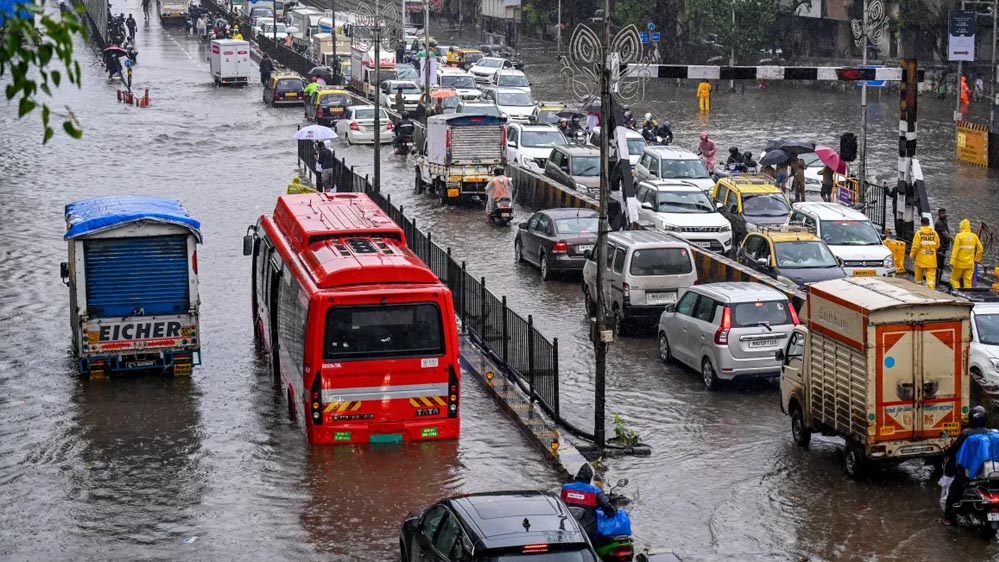 मुंबई में मॉनसून का कहर! अंधेरी सबवे पानी में डूबा, सड़कों पर जलभराव; IMD ने दी चेतावनी मुंबई में मॉनसून का कहर! अंधेरी सबवे पानी में डूबा, सड़कों पर जलभराव; IMD ने दी चेतावनी