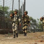 भारत-बांग्लादेश सीमा पर बढ़ा तनाव, मालदा में BSF की कार्रवाई के दौरान हजारों लोगों की भीड़ जुटी भारत-बांग्लादेश सीमा पर बढ़ा तनाव, मालदा में BSF की कार्रवाई के दौरान हजारों लोगों की भीड़ जुटी