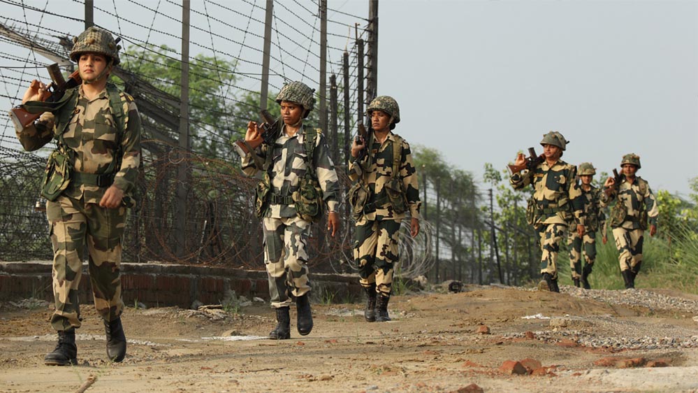भारत-बांग्लादेश सीमा पर बढ़ा तनाव, मालदा में BSF की कार्रवाई के दौरान हजारों लोगों की भीड़ जुटी भारत-बांग्लादेश सीमा पर बढ़ा तनाव, मालदा में BSF की कार्रवाई के दौरान हजारों लोगों की भीड़ जुटी