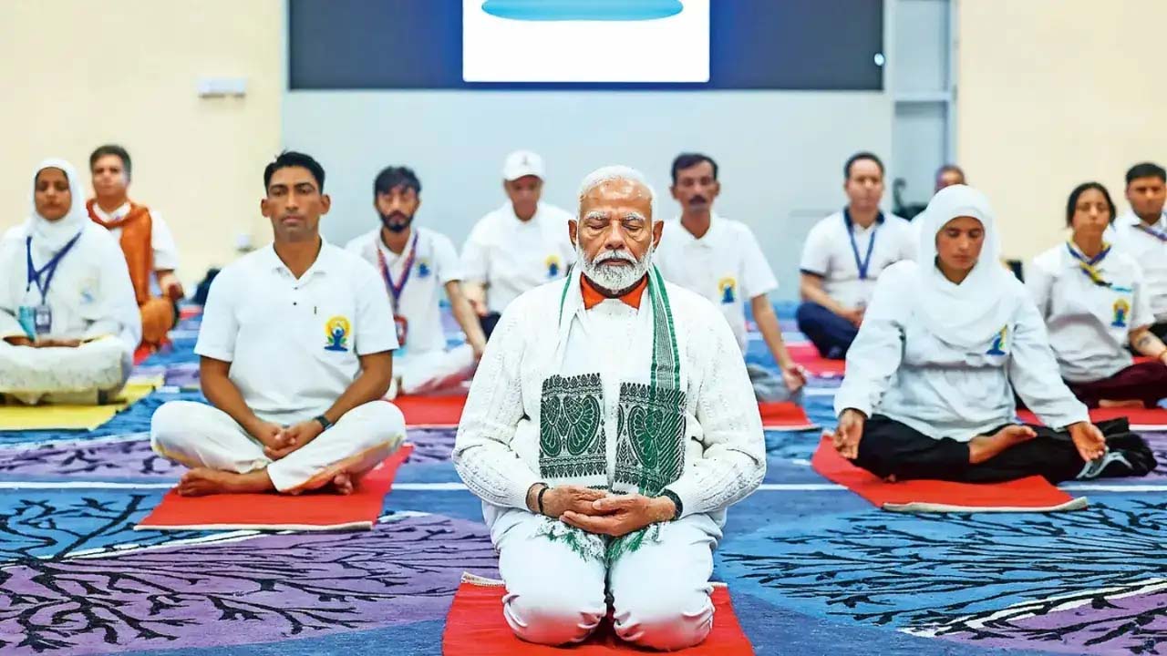 अंतरराष्ट्रीय योग दिवस का भव्य आयोजन: कोलकाता में पीएम मोदी की अगुवाई, दिल्ली में अक्षय कुमार भी होंगे शामिल अंतरराष्ट्रीय योग दिवस का भव्य आयोजन: कोलकाता में पीएम मोदी की अगुवाई, दिल्ली में अक्षय कुमार भी होंगे शामिल