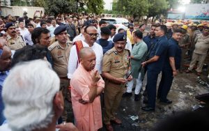 मुख्यमंत्री ने मृतकों के परिजनों को 5-5 लाख रुपये और घायलों के लिए 50 हजार रुपये की आर्थिक सहायता का किया ऐलान मुख्यमंत्री ने मृतकों के परिजनों को 5-5 लाख रुपये और घायलों के लिए 50 हजार रुपये की आर्थिक सहायता का किया ऐलान