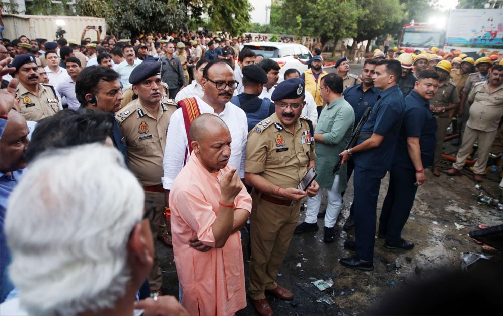 मुख्यमंत्री ने मृतकों के परिजनों को 5-5 लाख रुपये और घायलों के लिए 50 हजार रुपये की आर्थिक सहायता का किया ऐलान मुख्यमंत्री ने मृतकों के परिजनों को 5-5 लाख रुपये और घायलों के लिए 50 हजार रुपये की आर्थिक सहायता का किया ऐलान