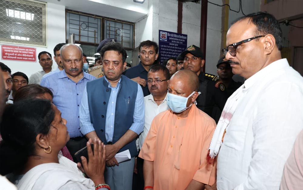 अलीगढ़ से सीधे घटनास्थल और अस्पताल पहुंचे CM योगी, हाईलेवल बैठक के बाद ताबड़तोड़ एक्शन अलीगढ़ से सीधे घटनास्थल और अस्पताल पहुंचे CM योगी, हाईलेवल बैठक के बाद ताबड़तोड़ एक्शन