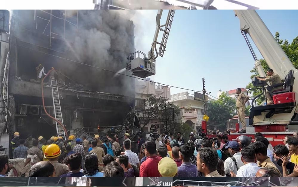 एक रास्ता, ऊपर AC-एग्जॉस्ट और नीचे आग… लखनऊ अग्निकांड में 15 मौतों के बाद 4 पर FIR एक रास्ता, ऊपर AC-एग्जॉस्ट और नीचे आग… लखनऊ अग्निकांड में 15 मौतों के बाद 4 पर FIR