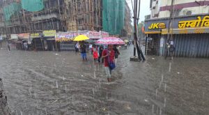 बारिश से बेहाल मुंबई, जलभराव के चलते रेलवे ट्रैक डूबे और अंधेरी सबवे बंद बारिश से बेहाल मुंबई, जलभराव के चलते रेलवे ट्रैक डूबे और अंधेरी सबवे बंद