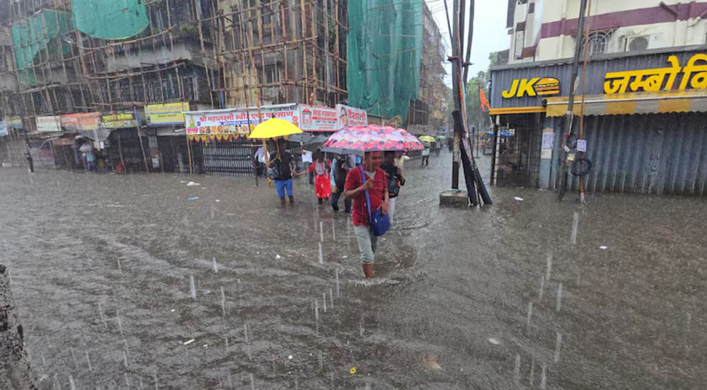 बारिश से बेहाल मुंबई, जलभराव के चलते रेलवे ट्रैक डूबे और अंधेरी सबवे बंद