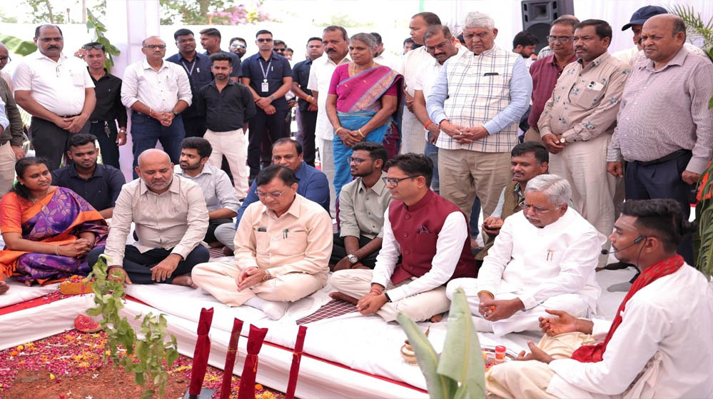 लखन लाल देवांगन और ओ.पी. चौधरी ने किया गारमेंट मैन्युफैक्चरिंग यूनिट का भूमिपूजन
