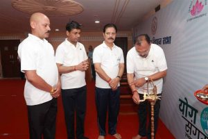 राजस्थान विधानसभा अध्यक्ष वासुदेव देवनानी के नेतृत्व में योग दिवस के उपलक्ष्य में  अधिकारी हुए शामिल