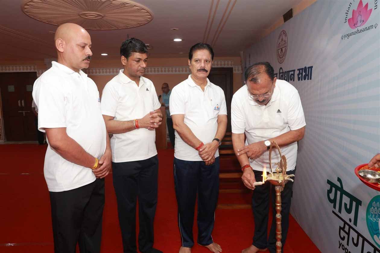 राजस्थान विधानसभा अध्यक्ष वासुदेव देवनानी के नेतृत्व में योग दिवस के उपलक्ष्य में अधिकारी हुए शामिल राजस्थान विधानसभा अध्यक्ष वासुदेव देवनानी के नेतृत्व में योग दिवस के उपलक्ष्य में अधिकारी हुए शामिल