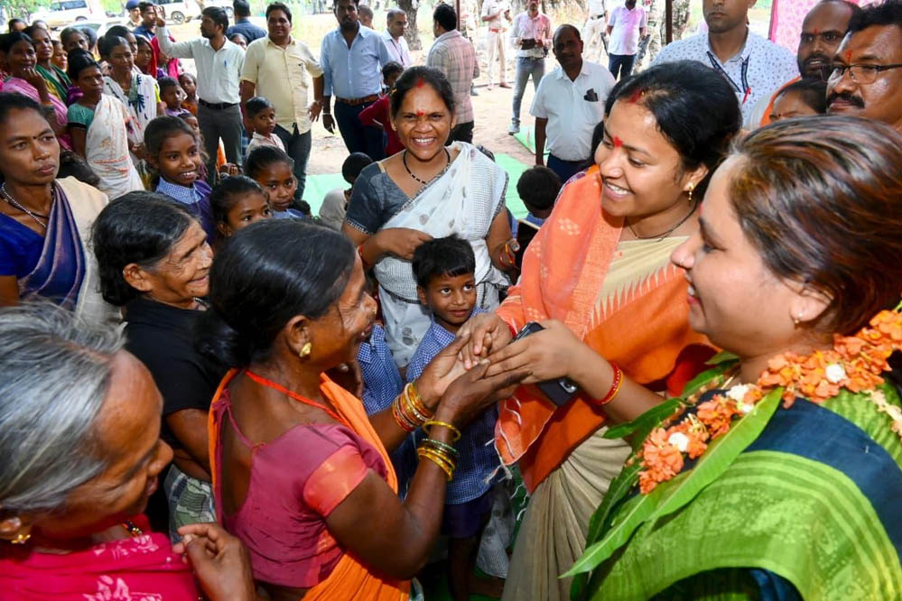नवविकास की राह पर बस्तर, जगरगुंडा पहुंचकर पहली महिला मंत्री बनीं लक्ष्मी राजवाड़े
