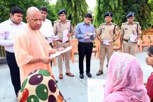 जनता दर्शन में 200 लोगों की समस्याएं सुनीं सीएम योगी आदित्यनाथ ने