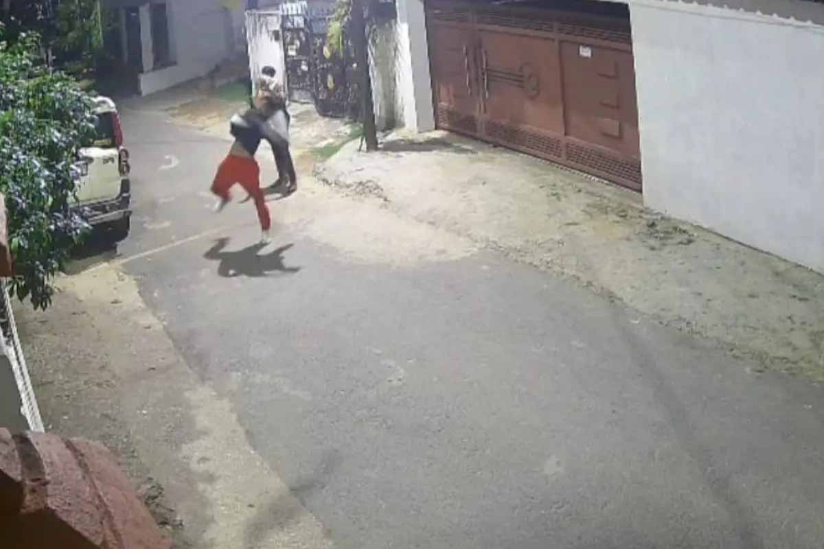 पुलिस हिरासत से भागा आरोपी सैफ मांडर में पकड़ा गया, फिर फायरिंग के बाद मुठभेड़ में पैर में लगी गोली पुलिस हिरासत से भागा आरोपी सैफ मांडर में पकड़ा गया, फिर फायरिंग के बाद मुठभेड़ में पैर में लगी गोली