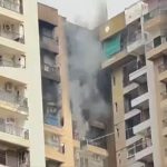 Noida Fire News: एसी ब्लास्ट के बाद हाइराइज सोसायटी में भड़की भीषण आग, मची भगदड़