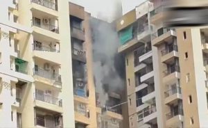 Noida Fire News: एसी ब्लास्ट के बाद हाइराइज सोसायटी में भड़की भीषण आग, मची भगदड़