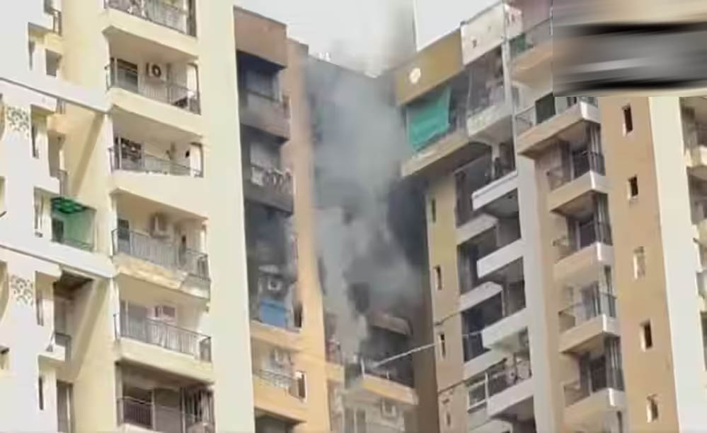Noida Fire News: एसी ब्लास्ट के बाद हाइराइज सोसायटी में भड़की भीषण आग, मची भगदड़