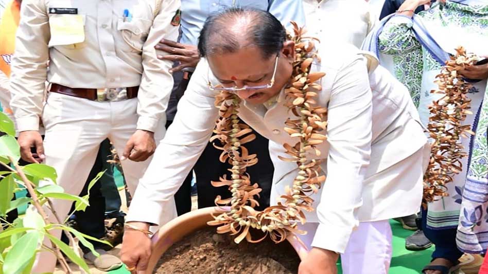 मुख्यमंत्री विष्णुदेव साय ने हितग्राहियों से की आत्मीय मुलाकात, ‘एक पेड़ मां के नाम’ अभियान के तहत किया पौधरोपण