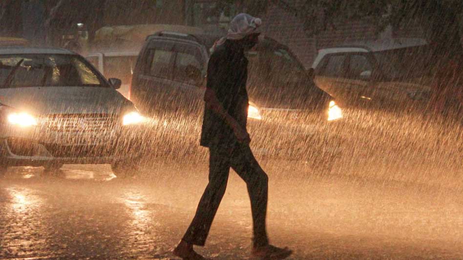 मानसून की दस्तक से बदला मौसम, आगरा में बारिश से सड़कें धंसीं और मकान ढहा
