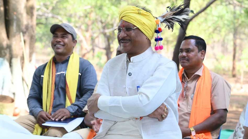 मुख्यमंत्री ने हेलमेट पहनकर दिया सड़क सुरक्षा का संदेश, ‘उन्नयन’ पुस्तिका का किया विमोचन