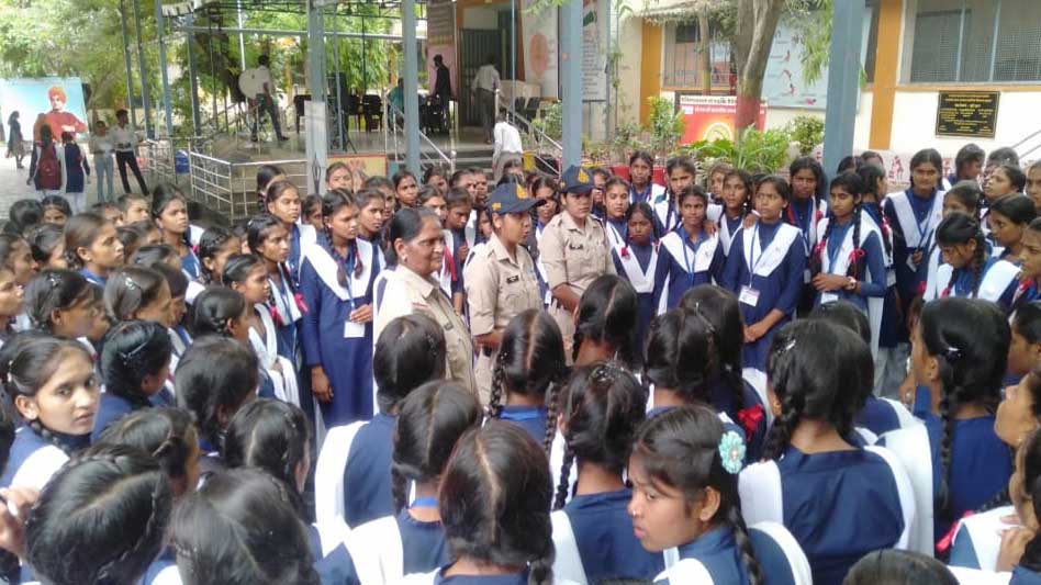 छात्राओं की सुरक्षा और अधिकारों पर विशेष फोकस, जनजातीय बालिकाओं को दी जा रही जानकारी छात्राओं की सुरक्षा और अधिकारों पर विशेष फोकस, जनजातीय बालिकाओं को दी जा रही जानकारी