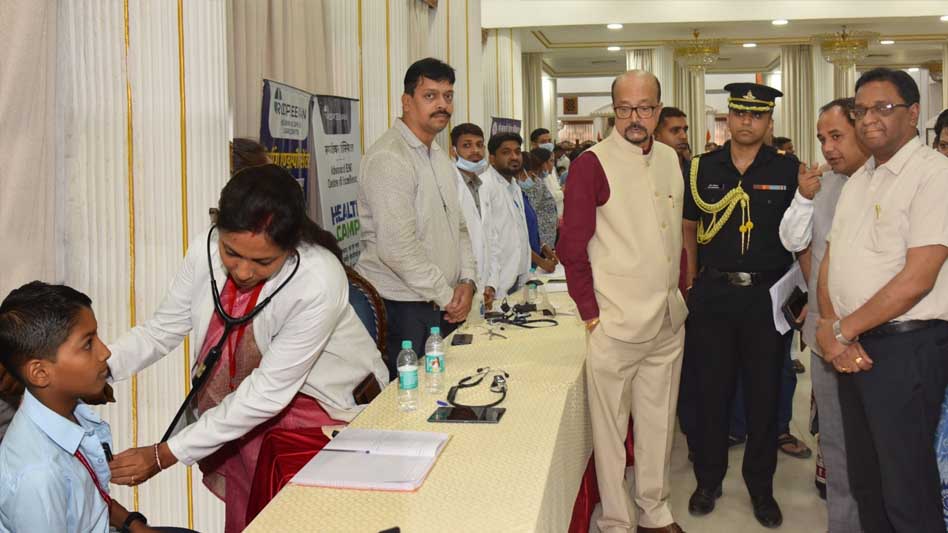 राज्यपाल डेका पहुंचे बाल रोग शिविर, लोकभवन में बच्चों के स्वास्थ्य परीक्षण का किया अवलोकन