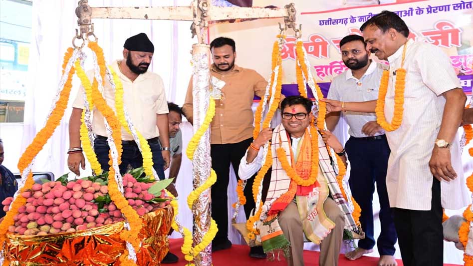 जन्मदिवस पर मौसमी फलों और लड्डू से तौले गए वित्त मंत्री ओपी चौधरी जन्मदिवस पर मौसमी फलों और लड्डू से तौले गए वित्त मंत्री ओपी चौधरी