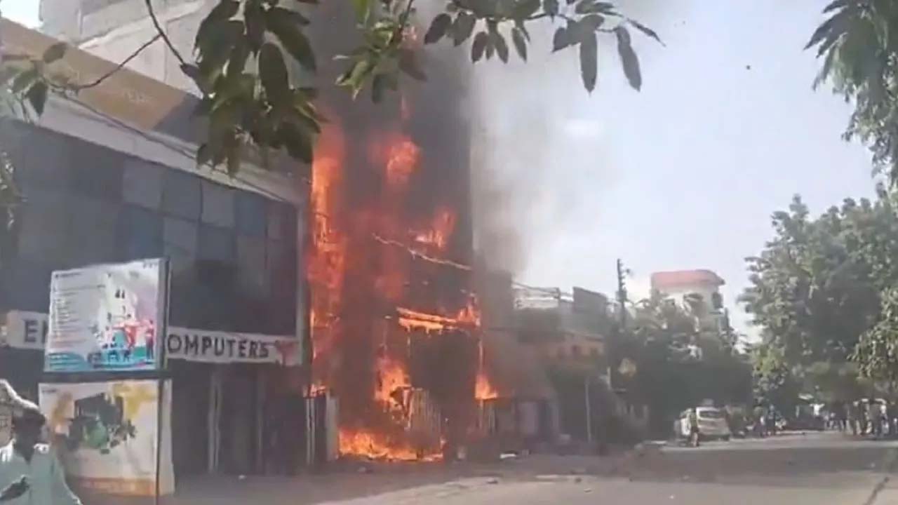 आगरा कोचिंग सेंटर में बेसमेंट की एमसीबी से धुआं, छात्र सुरक्षित बाहर निकाले गए, प्रशासन सतर्क