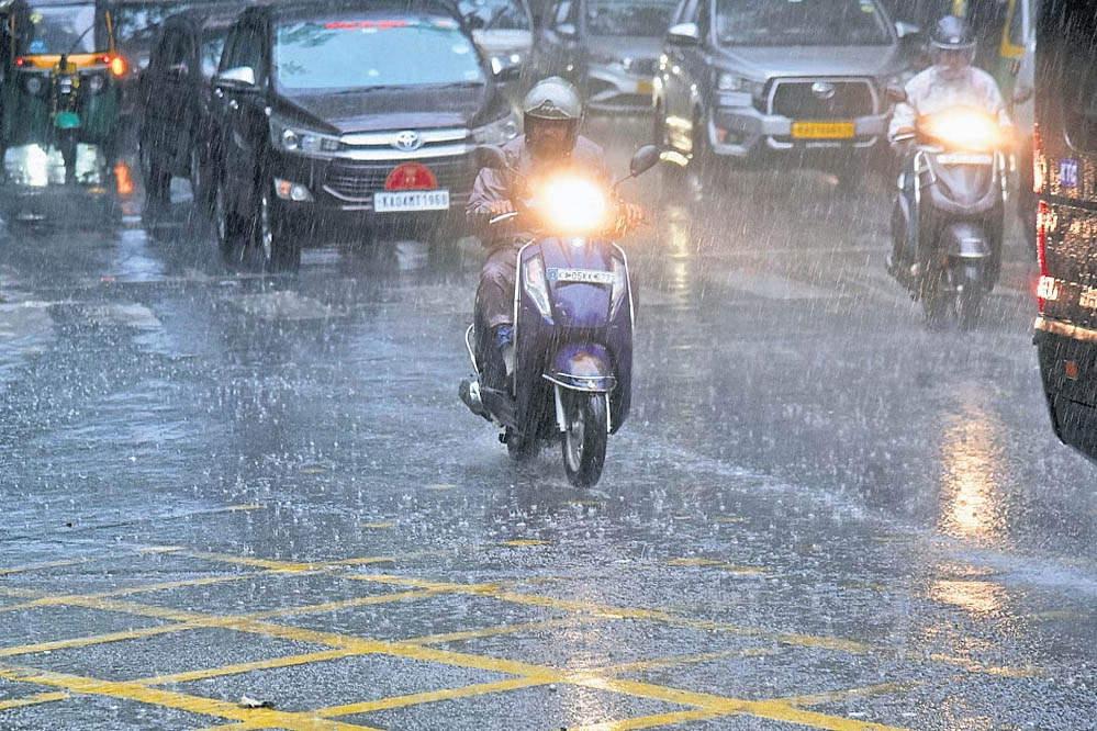 मध्य प्रदेश में बारिश का कहर, 50 जिलों में अलर्ट जारी; खरगोन में गाज गिरने से 2 की मौत, बैतूल में मिले 2 शव