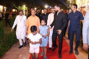 मुरादाबाद में CM योगी का अनोखा अंदाज, दो अनजान बच्चियों के हाथों कराया ‘श्री राम वाटिका’ का लोकार्पण