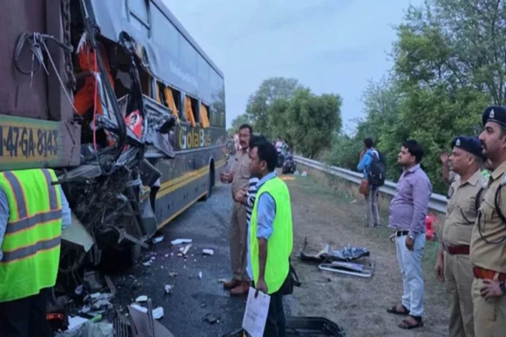 यमुना एक्सप्रेसवे पर दर्दनाक सड़क हादसा, ट्रक में घुसी वोल्वो; 4 की मौत, 19 लोग घायल