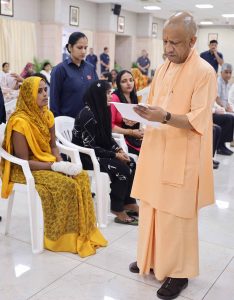 जनता दर्शन में सीएम योगी का सख्त रुख, अफसरों को दिए त्वरित कार्रवाई के निर्देश जनता दर्शन में सीएम योगी का सख्त रुख, अफसरों को दिए त्वरित कार्रवाई के निर्देश