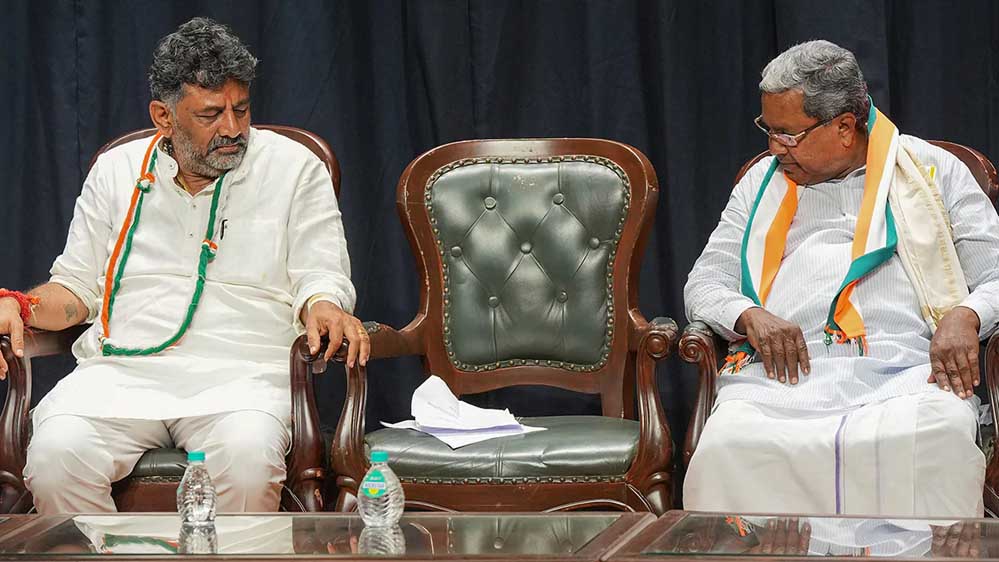 Karnataka Politics: डीके-सिद्धारमैया विवाद शांत कराने दिल्ली ने बनाया खास प्लान