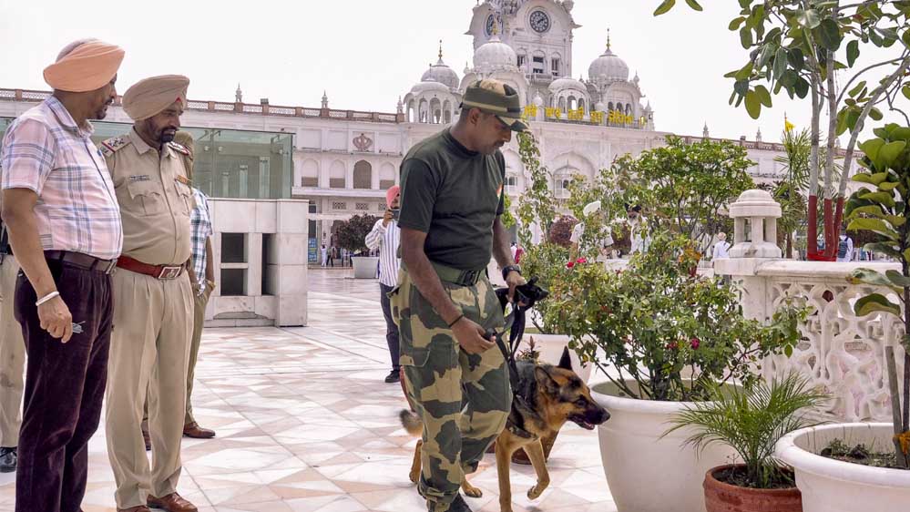 Amritsar Bomb Threat: धमकी भरे ई-मेल के बाद सुरक्षा कड़ी, चप्पे-चप्पे पर पुलिस तैनात