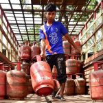 अंतरराष्ट्रीय कच्चे तेल में गिरावट के बावजूद घरेलू LPG कीमतें बनी हुईं स्थिर