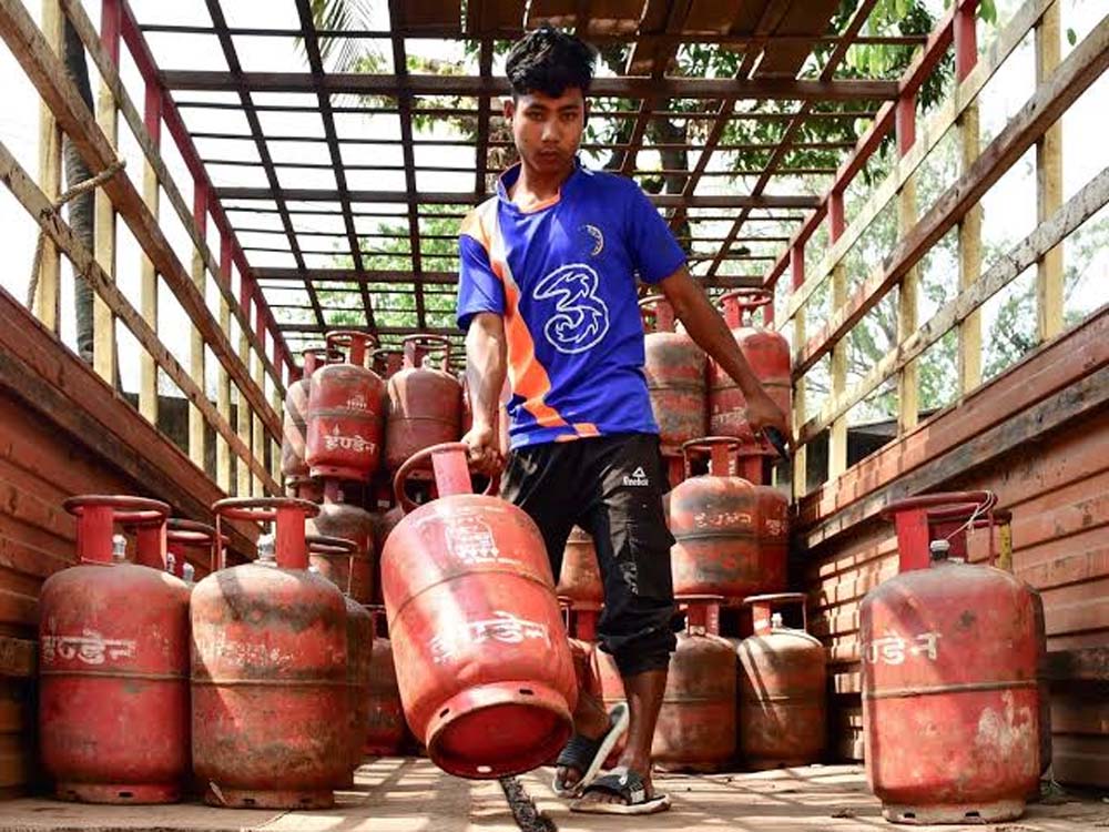 अंतरराष्ट्रीय कच्चे तेल में गिरावट के बावजूद घरेलू LPG कीमतें बनी हुईं स्थिर