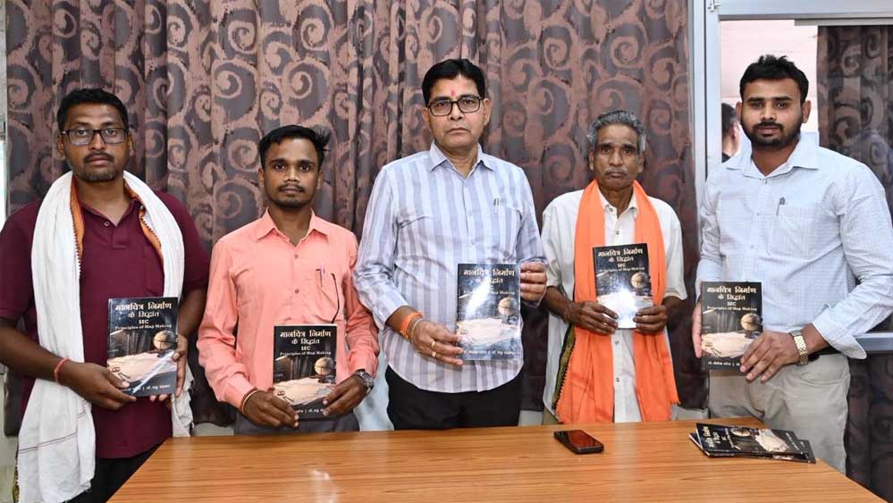 बिरहोर जननायक पुस्तक का विमोचन: मंत्री टंक राम वर्मा को लेखक डॉ. लोकेश पटेल ने भेंट की प्रति