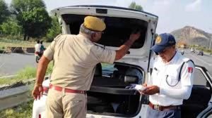 ब्लैक फिल्म, हूटर और फैंसी नंबर प्लेट वालों पर पुलिस सख्त