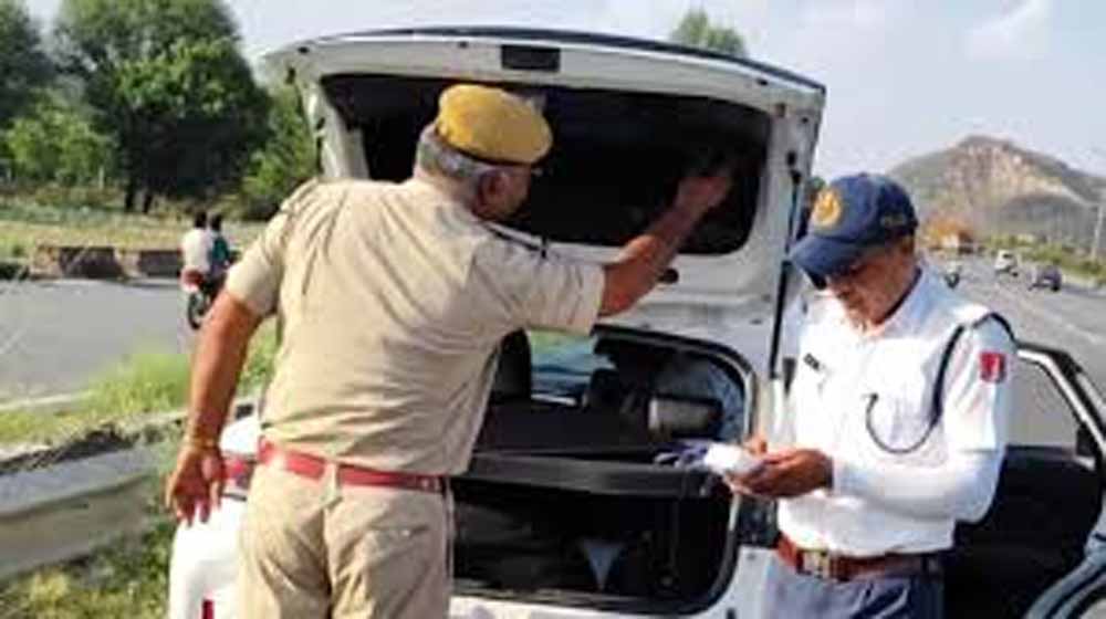 ब्लैक फिल्म, हूटर और फैंसी नंबर प्लेट वालों पर पुलिस सख्त