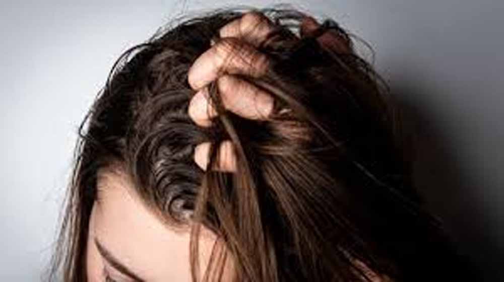 ऑयली बालों से परेशान हैं? जानें कारण और आसान घरेलू उपाय ऑयली बालों से परेशान हैं? जानें कारण और आसान घरेलू उपाय