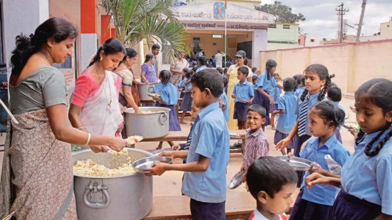 मिड-डे मील में गड़बड़ी पर सख्ती, खाली बोरों की राशि जमा नहीं करने पर महालेखाकार की आपत्ति