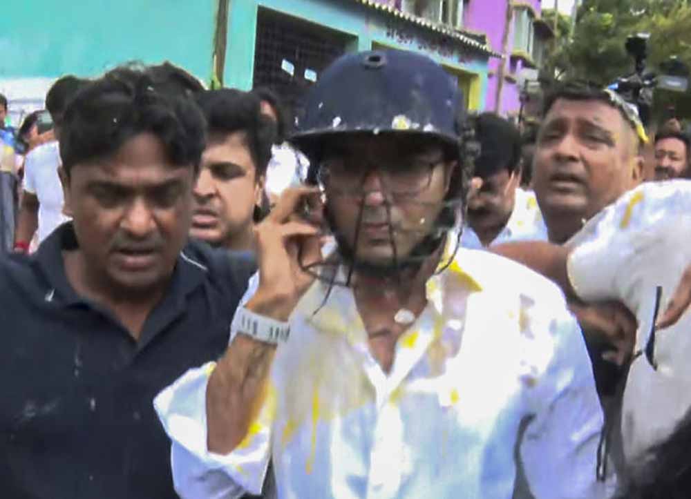 अंडे-पत्थर फेंकने की घटना पर विवाद, सोनारपुर हमले की जांच में जुटी पुलिस अंडे-पत्थर फेंकने की घटना पर विवाद, सोनारपुर हमले की जांच में जुटी पुलिस