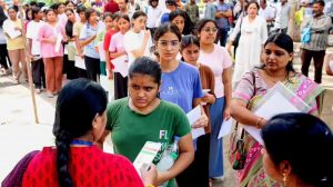 साल में 2-3 बार हो NEET परीक्षा? छात्रों के दबाव कम करने की उठी मांग साल में 2-3 बार हो NEET परीक्षा? छात्रों के दबाव कम करने की उठी मांग